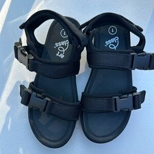 Reva type black sandles - size 1 little kids - Art Class
